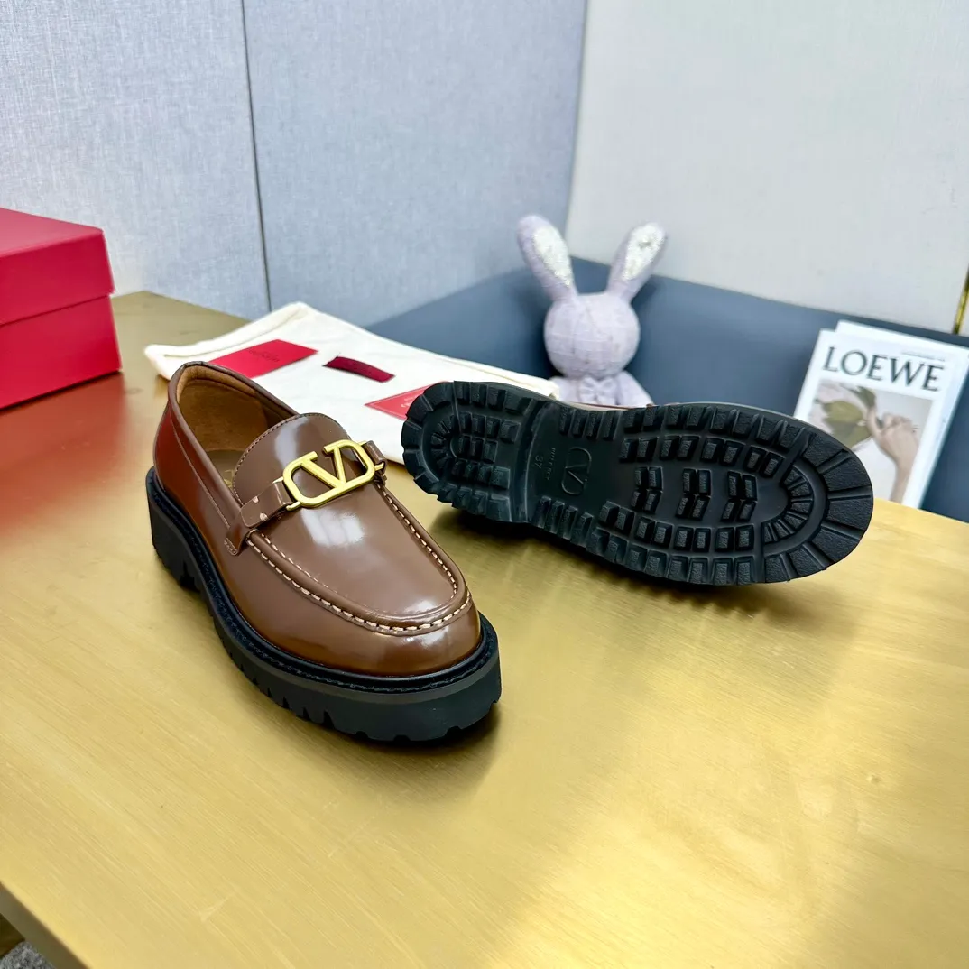 👟👟Ex-factory price 560👟👟 2024【VALENTINO】Valentino's early spring fashionable slip-on loafers are hot new🆕 Versatile style with temperament💃🏻 Slay the whole audience immediately when you put them on [Love] The ultra-simple design is more timeless and attractive! Fashionable and neat feeling, it is a magic tool for increasing your height and slimming down ✨ The shoe collar is specially added with anti-wear latex! You won't feel tired after walking all day long🦶🏻 The upper is made of open-edge beaded cowhide material and paired with a calfskin lining, which is full of texture! 👿Bottom thickness 4.0cm 👿Color: Black Brown 👿Size: 35-40 Factory ready supply
